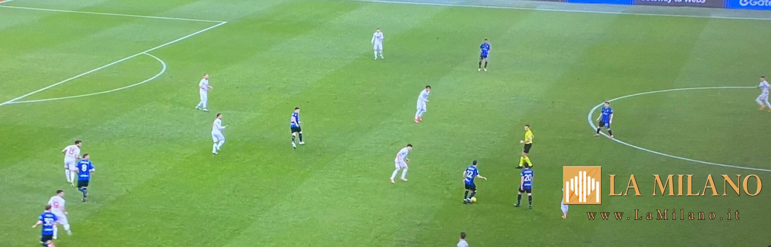 Inter-Monza Nel primo tempo la prima occasione arriva al 22’ con Arnautovic che colpisce di testa, ma Turati para. Due minuti dopo Lautaro trova il goal del vantaggio, ma viene annullato per un tocco di mano dell’argentino. Al 31’ Barella prova la conclusione, ma è centrale e comoda per il portiere biancorosso. Un minuto dopo il Monza passa in vantaggio alla prima occasione della sua partita. Birindelli trafigge Martinez per lo 0-1 dopo un assist di tacco meraviglioso di Carvalho. Al 36’ Bastoni impatta di testa sugli sviluppi di un corner, ma non inquadra la porta. Al minuto 44 arriva il raddoppio degli ospiti; Keita fa partire un gran tiro dal limite che si insacca sotto la traversa. L’Inter rimane in partita e accorcia subito le distanze dopo due minuti; Arnautovic insacca di testa da due passi sulla sponda di Dumfries. Nel secondo tempo i nerazzurri vanno a caccia del pareggio. Dumfries ci prova da posizione angolata al 50’, ma Turati blocca. 