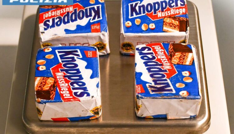 Udine, la Polizia sequestra oltre 200 grammi di hashish nascosta dentro confezioni di snack al cioccolato