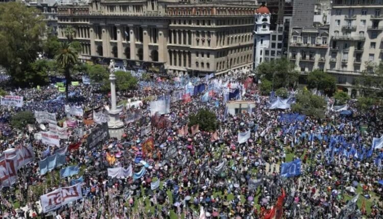 Argentina, tra scontri e proteste la tensione sale sotto il Governo Milei, 100 arresti e 20 feriti