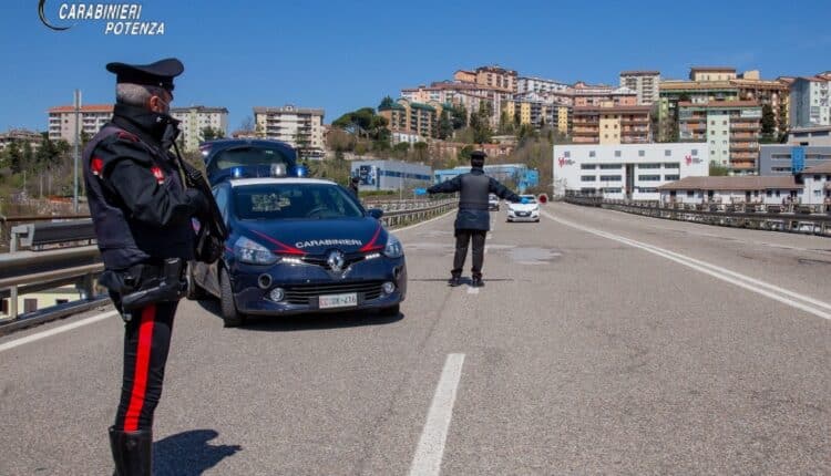Satriano di Lucania: Carabinieri all'inseguimento di una Mercedes sulla SP95. Malvienti in fuga