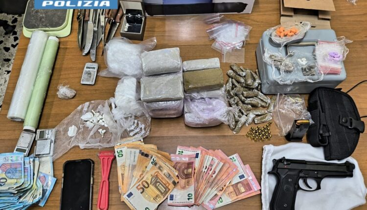 Napoli, arrestato 22enne. Aveva 2 pistole rubate con proiettili e 2 kg di hashish