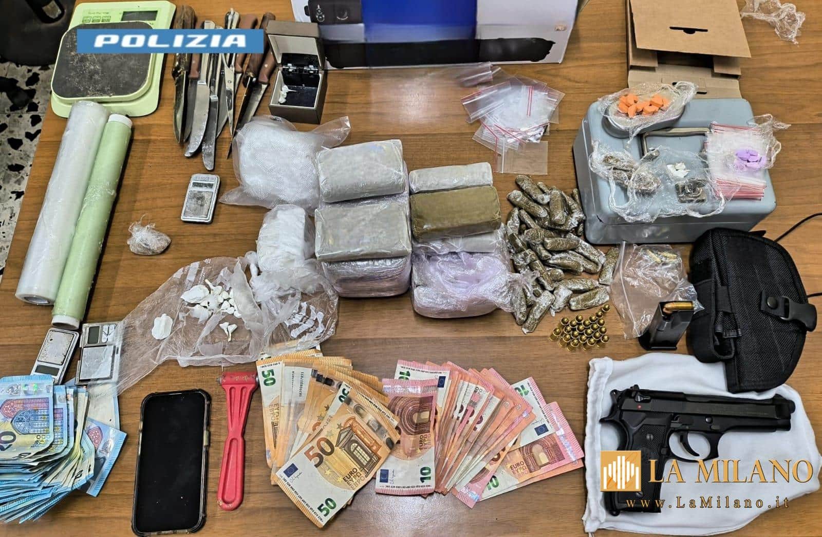 Napoli, arrestato 22enne. Aveva 2 pistole rubate con proiettili e 2 kg di hashish