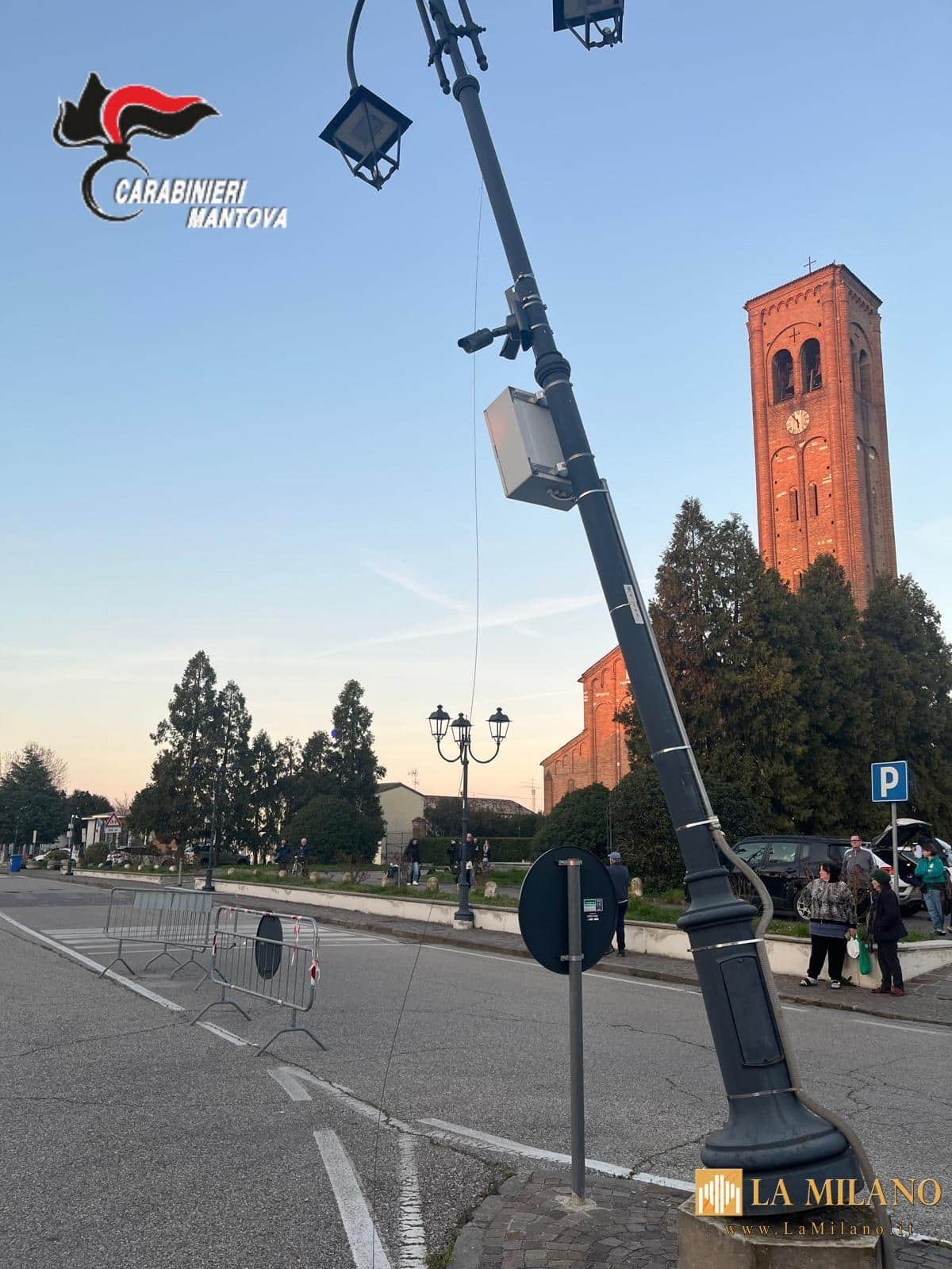 Borgo Mantovano: Il suo parapendio a motore colpisce dei cavi elettrici e atterra bruscamente. Pilota 60enne gravemente ferito