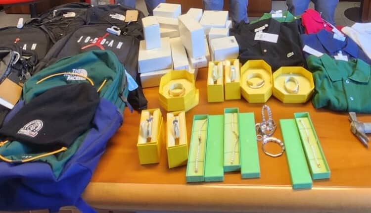 Fiumicino: Rubano più di 4 mila euro di gioielli preziosi in un centro commerciale, incastrati dallo 'scintillio' di una busta