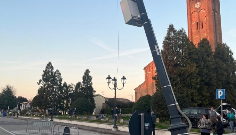 Borgo Mantovano: Il suo parapendio a motore colpisce dei cavi elettrici e atterra bruscamente. Pilota 60enne gravemente ferito