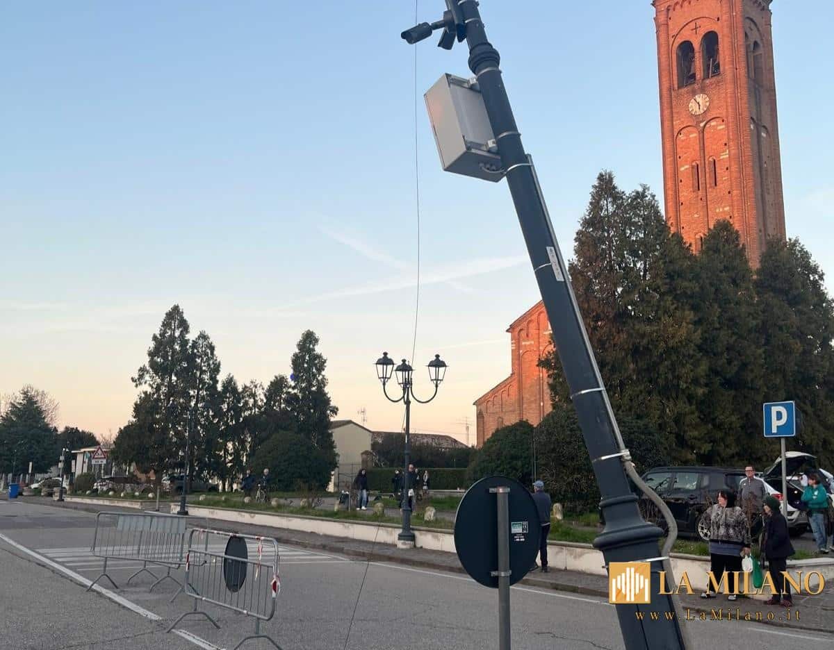 Borgo Mantovano: Il suo parapendio a motore colpisce dei cavi elettrici e atterra bruscamente. Pilota 60enne gravemente ferito