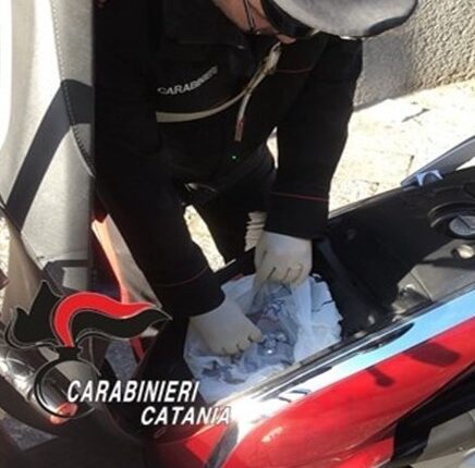 Catania: Tentano di fuggire a bordo di uno scooter, ma i Carabinieri lo bloccano e scoprono la droga. Arrestato 33enne