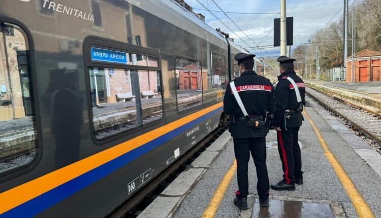 Nocera Umbra: salgono sul treno per rubare ma vengono scoperti, denunciati dai Carabinieri un 16enne e un 20enne