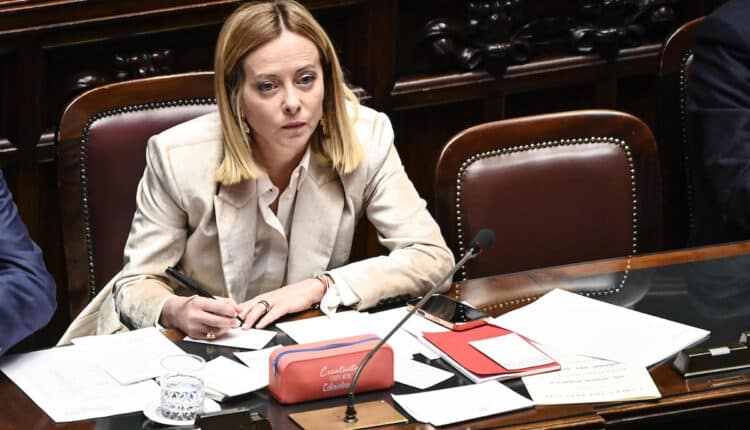 Giorgia Meloni alla Camera: lo scontro sul patto di stabilità e il dibattito sull'UE