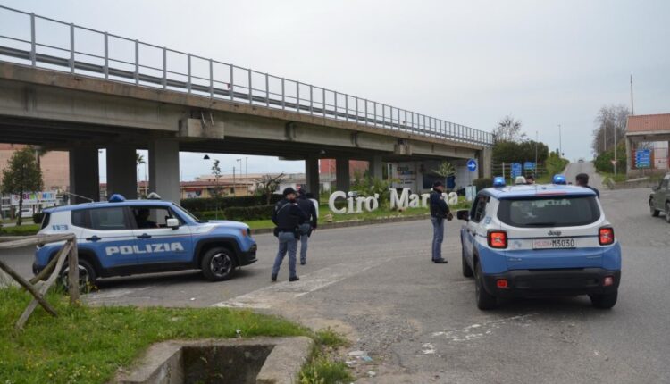 Crotone, intensificati i controlli a Cirò Marina: 310 persone controllate e 166 veicoli ispezionati