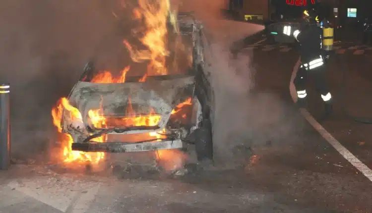 Milano, incendiano 21 veicoli: la Polizia di Stato indaga in stato di libertà tre piromani in zona Niguarda