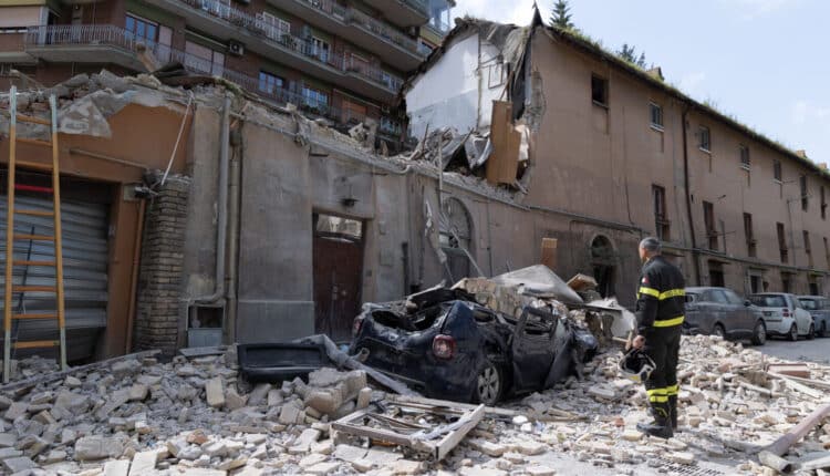 Crollo della palazzina a Roma: indagini in corso per lesioni e disastro colposo