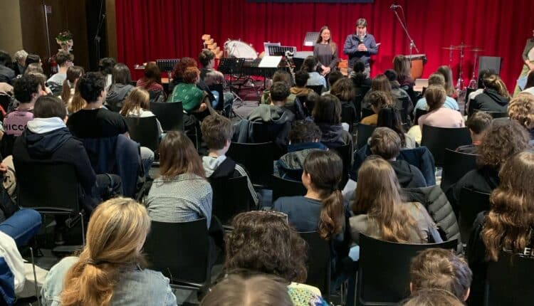 Pesaro, celebrato il giorno mondiale della poesia con l'iniziativa "Il Pane e le Rose" che ha coinvolto 1000 studenti