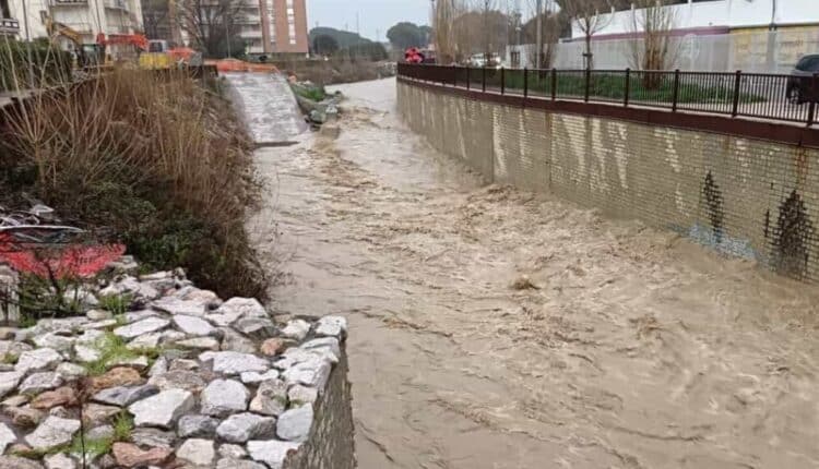 Maltempo in Toscana ed Emilia-Romagna: Arno, Reno e Lamone sotto sorveglianza, proseguono i soccorsi e gli interventi