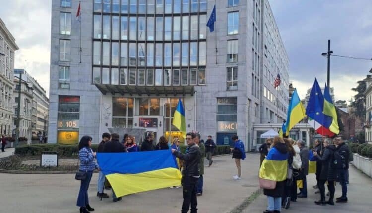 Protesta degli ucraini sotto il consolato degli Stati Uniti a Milano: “Da Trump show assurdo, bene Zelensky”