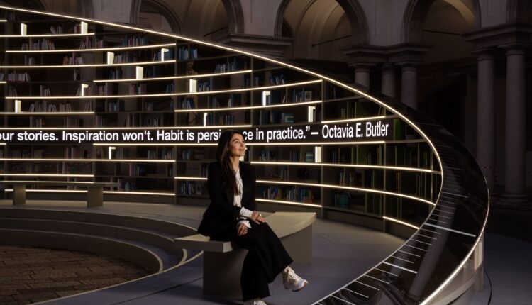 Es Devlin con Library of Light: Un'opera monumentale alla Pinacoteca di Brera