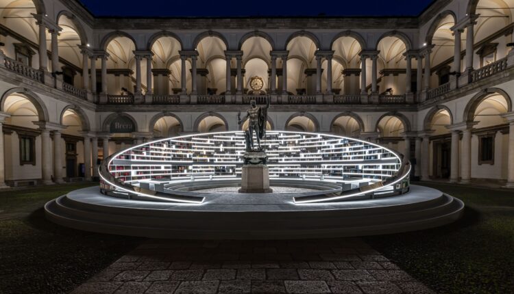 Es Devlin con Library of Light: Un'opera monumentale alla Pinacoteca di Brera