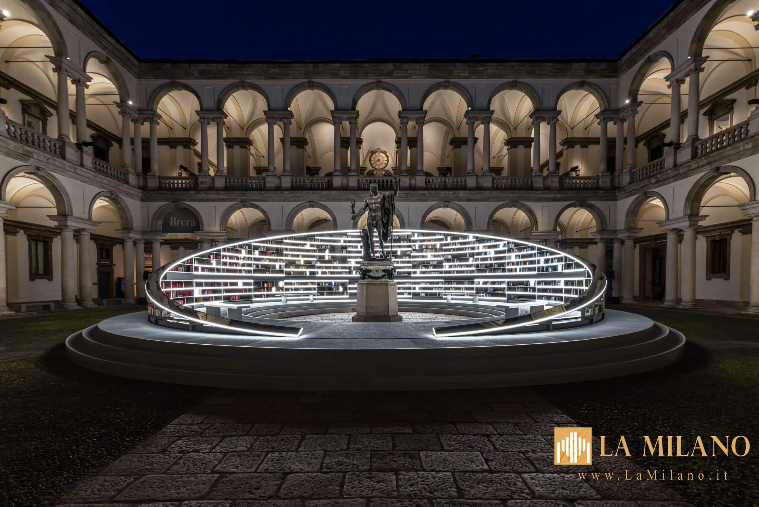 Es Devlin con Library of Light: Un'opera monumentale alla Pinacoteca di Brera