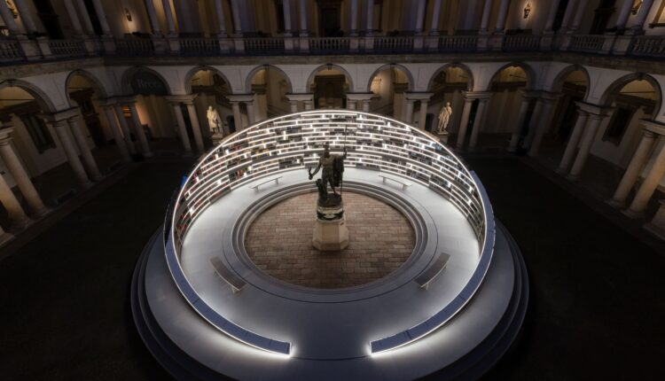 Es Devlin con Library of Light: Un'opera monumentale alla Pinacoteca di Brera