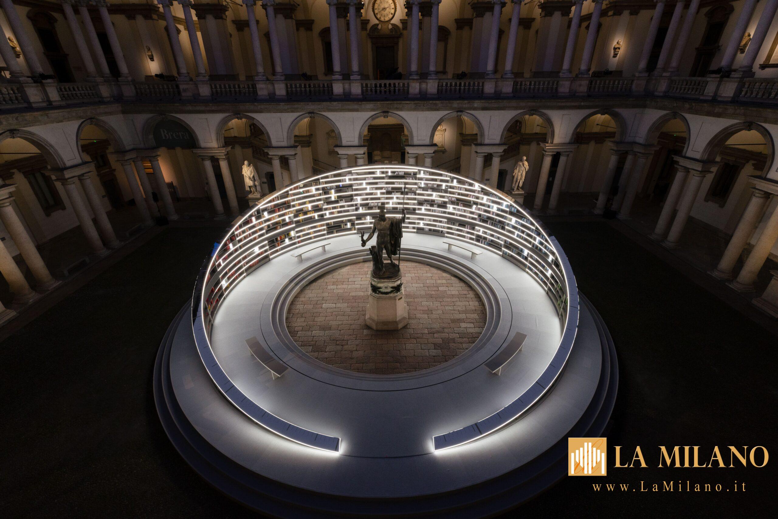 Es Devlin con Library of Light: Un'opera monumentale alla Pinacoteca di Brera