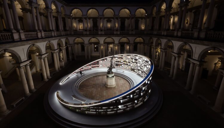 Es Devlin con Library of Light: Un'opera monumentale alla Pinacoteca di Brera