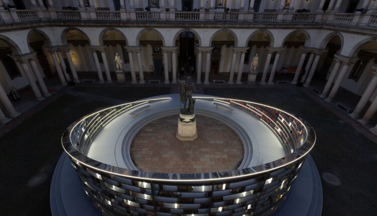 Es Devlin con Library of Light: Un'opera monumentale alla Pinacoteca di Brera