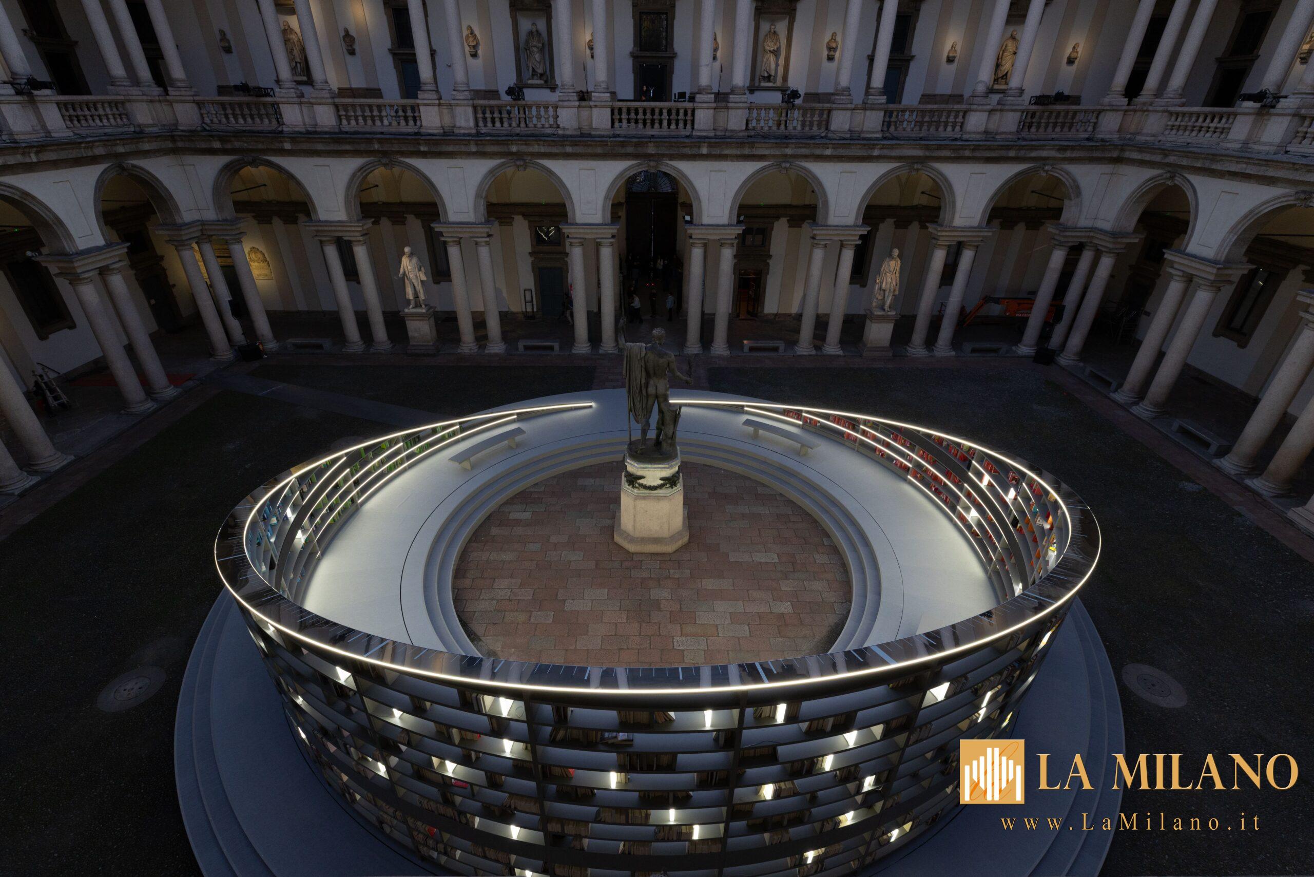 Es Devlin con Library of Light: Un'opera monumentale alla Pinacoteca di Brera