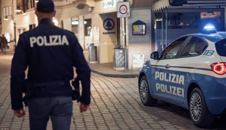 Urla, pugni e minacce: arrestato a Bolzano per aggressione alla compagna e resistenza a pubblico ufficiale