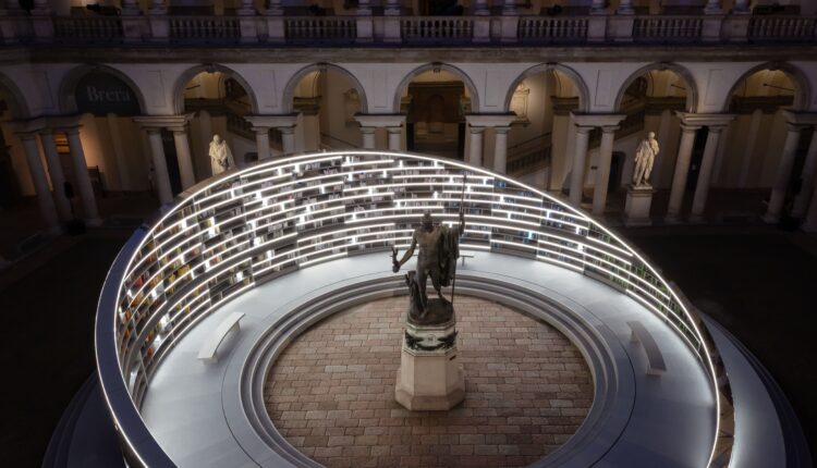Es Devlin con Library of Light: Un'opera monumentale alla Pinacoteca di Brera