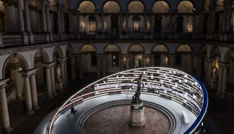 Es Devlin con Library of Light: Un'opera monumentale alla Pinacoteca di Brera