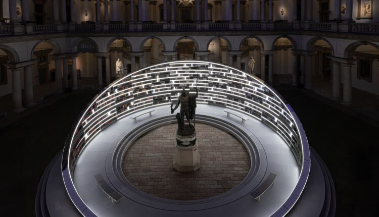 Es Devlin con Library of Light: Un'opera monumentale alla Pinacoteca di Brera