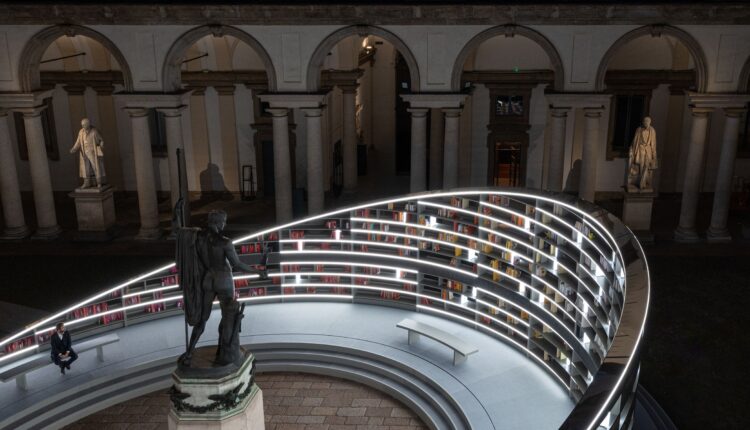 Es Devlin con Library of Light: Un'opera monumentale alla Pinacoteca di Brera