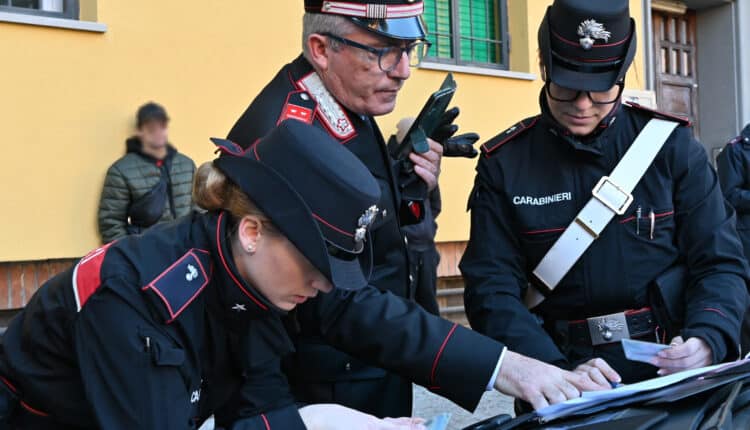 Carabinieri fermano 38enne per spaccio di droga a Bologna: recuperati droga e soldi