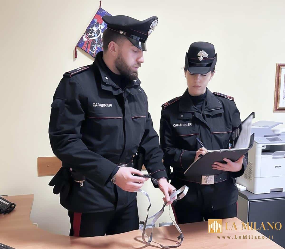 Esame della patente truccato: 41enne denunciata a Bologna per uso di microcamera e auricolare