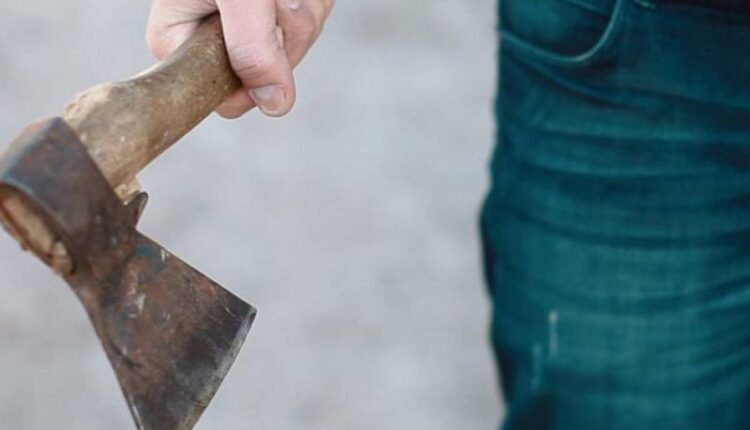 Jesi, sfonda due porte con un’ascia per gelosia: arrestato 50enne