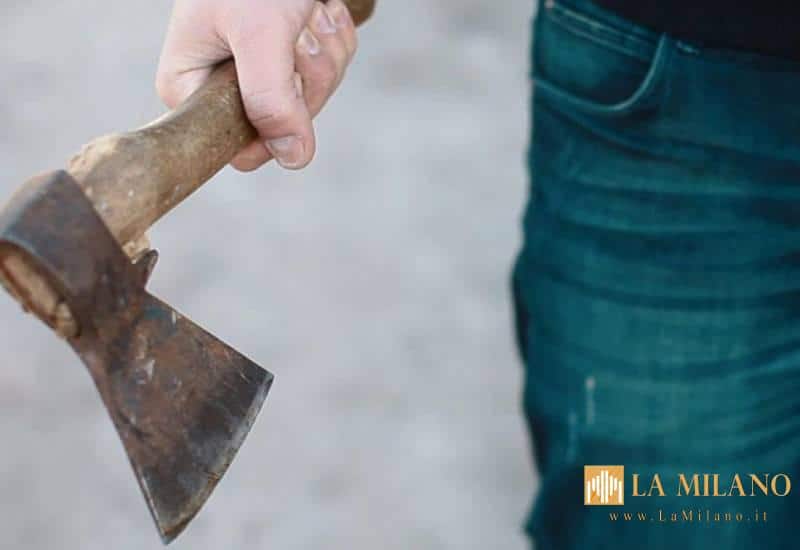 Jesi, sfonda due porte con un’ascia per gelosia: arrestato 50enne