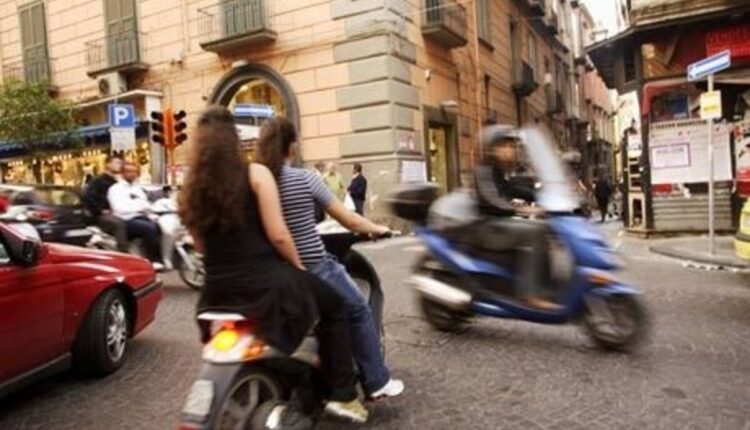 Inseguimento a Giugliano: 3 minorenni in scooter senza casco, denunciati dai Carabinieri