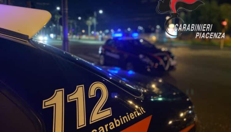 Ubriaco dà in escandescenza a Piacenza: Danneggia la strada e finisce denunciato