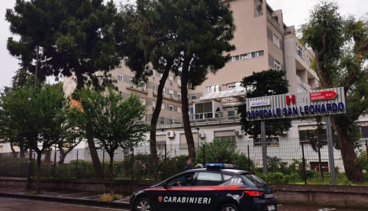 Castellammare, aggredisce il medico con una stampella durante la visita: Arrestato 57enne