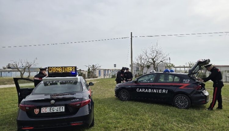 Lidi di Comacchio: droga, cacciavite e un cartello rubato. Scattano denunce, segnalazioni e sequestri