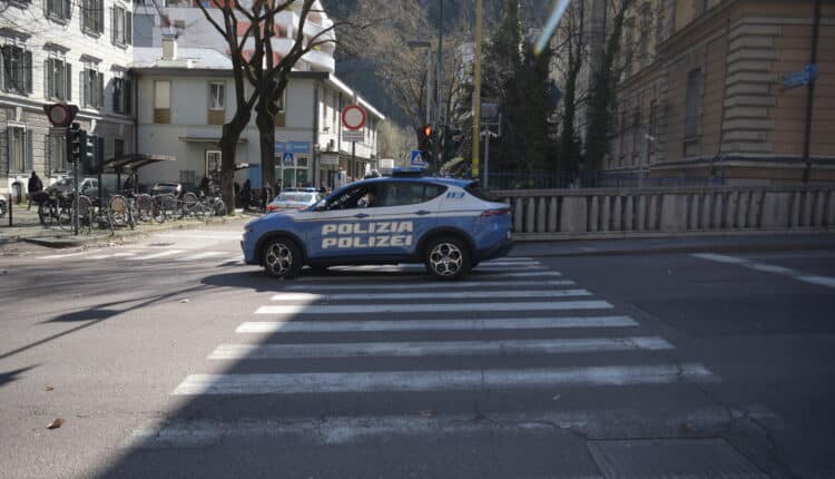 Bolzano, violenze in un Centro Emergenza Freddo: arrestato richiedente asilo dopo l’aggressione a due agenti