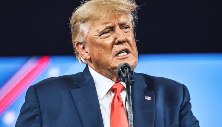 I primi 100 giorni di Trump: tra proclami, dazi rivisti e nuove polemiche.