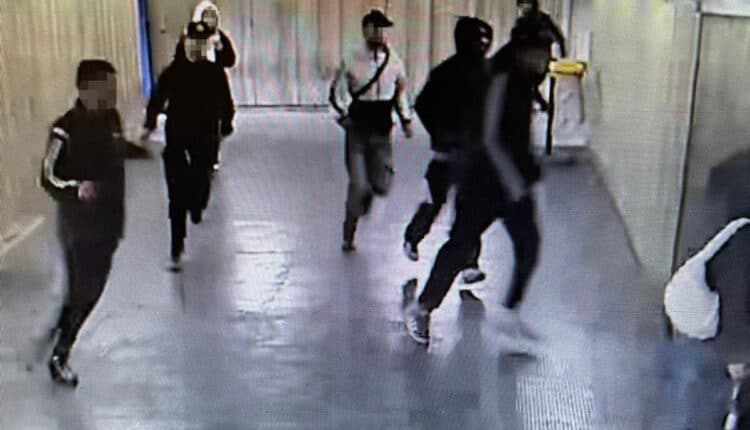 Roma, 18enne arrestato per rapina aggravata e accoltellamento in piazza Vittorio