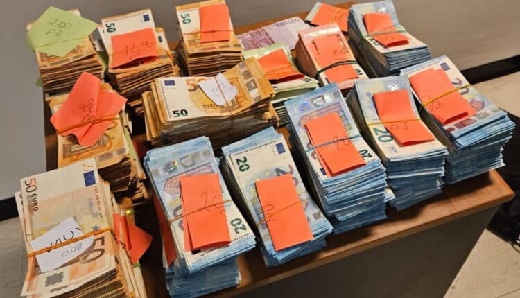 Roma, scoperta base di spaccio: Arrestato 26enne con 46 kg di droga, armi e 60.000 euro in contanti