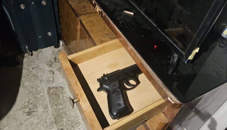 Roma, scoperta base di spaccio: Arrestato 26enne con 46 kg di droga, armi e 60.000 euro in contanti