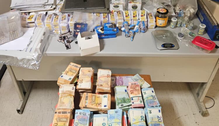 Roma, scoperta base di spaccio: Arrestato 26enne con 46 kg di droga, armi e 60.000 euro in contanti