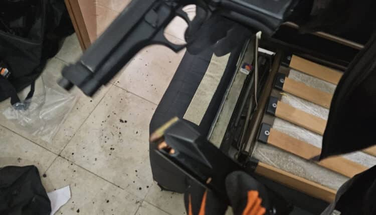 Roma, scoperta base di spaccio: Arrestato 26enne con 46 kg di droga, armi e 60.000 euro in contanti