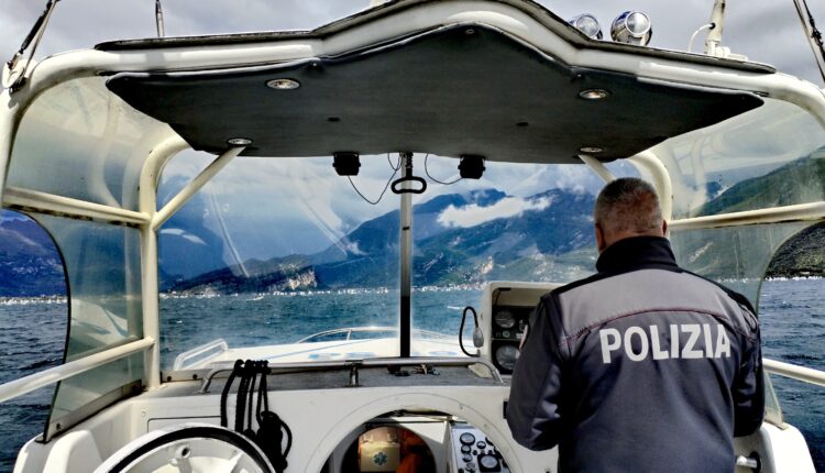 Limone sul Garda, catamarano si rovescia: Salvati 2 naufraghi