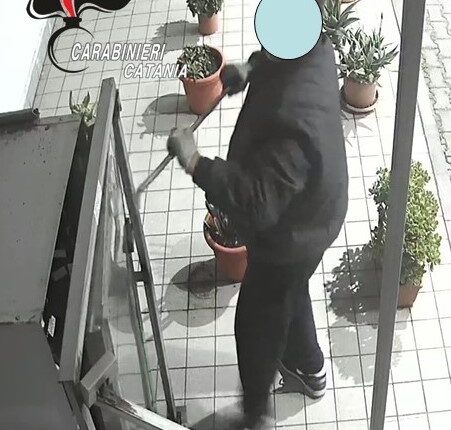 Tentato furto a un distributore di cannabis light: 49enne denunciato dai Carabinieri