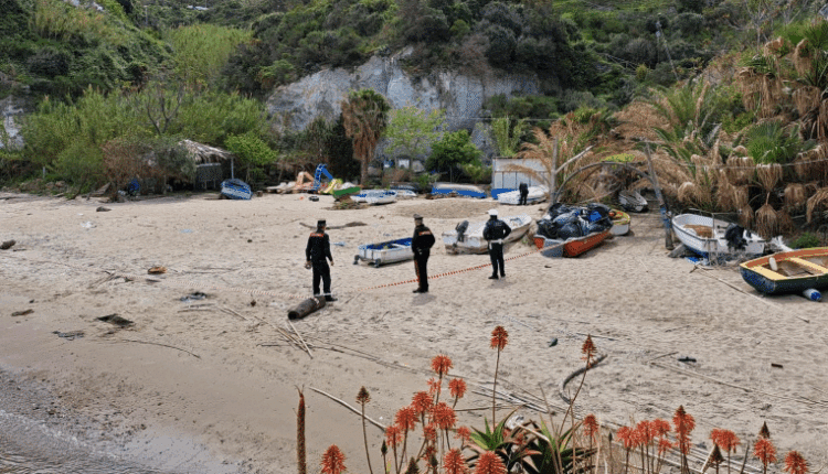 Ponza: i carabinieri sequestrano una porzione di spiaggia per rifiuti sospetti